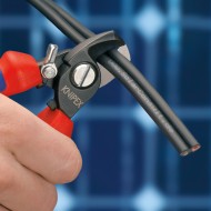 Clesti de taiat cabluri de Cu si Al, cu strat protector negru si manere cu manson din plastic, taiere Ø 15mm / 50 mm², Knipex