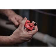 Mini cutter cu capacitatea de taiat tevi de cupru de 3 - 15 mm, role cromate, Milwaukee