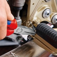 Clesti de prindere cu falci plate, cu suprafata cromata si manere cu manson bicomponent VDE 1000 V, Knipex