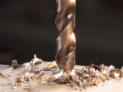 Ce burghiu elicoidal se folosește pentru găurirea în oțel inoxidabil?
